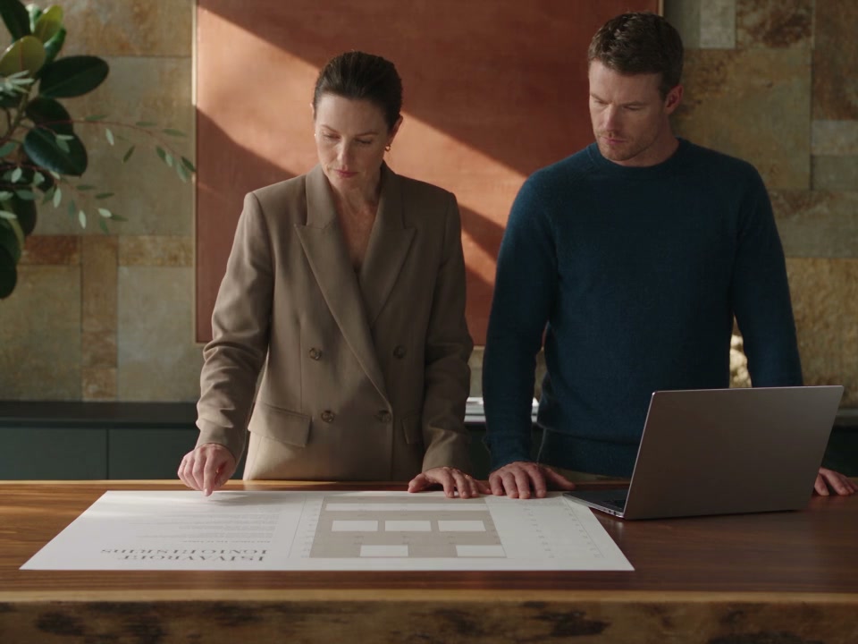 Clinic colleagues prepare a patient invitation at an oak workbench
